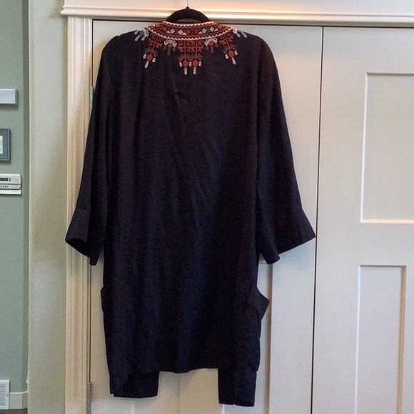 Cute Embroidered Kimono Style Open Top. Black with mixed oranges and pockets - Picture 4 of 8
